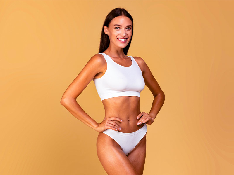 Operar em hospitais garante um resultado ainda melhor! mulher feliz com corpo padrão