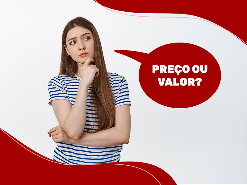 Mulher de camiseta listrada preta e branca, com a mão direita no queixo, pensando na diferença entre o preço e o valor da mastopexia