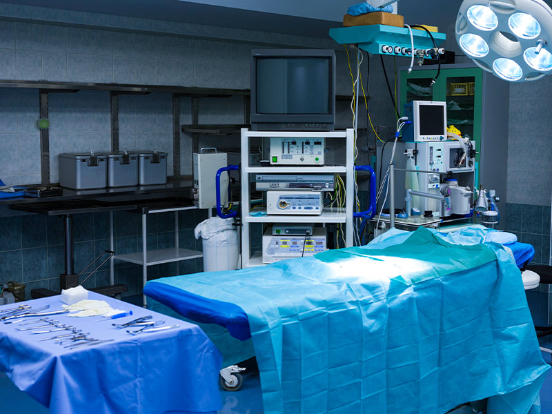 Sala cirúrgica completa, com todos os aparelhos