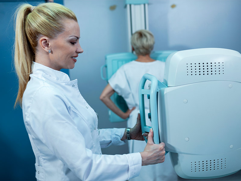 Mulher fazendo mamografia após colocar silicone