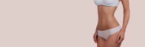 Imagem com uma mulher com barriga barriga chapa após fazer abdominoplastia