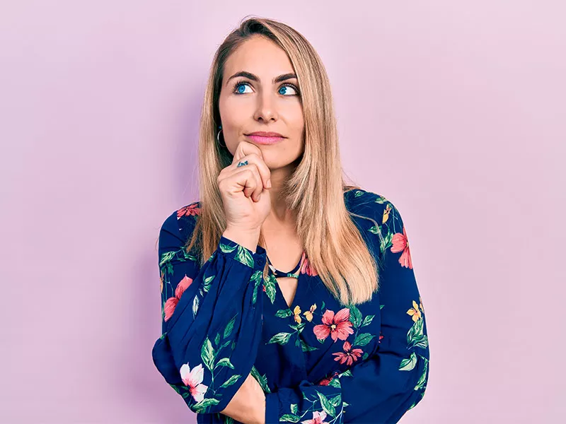 O que é o aparelho de compressão pneumática intermitente? Mulher com a mão no queixo pensando sobre o sequel