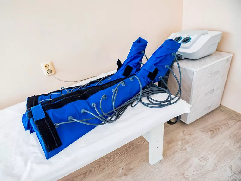 O que é Sequel na cirurgia? Compressor pneumático azul sequel em cima de uma maca