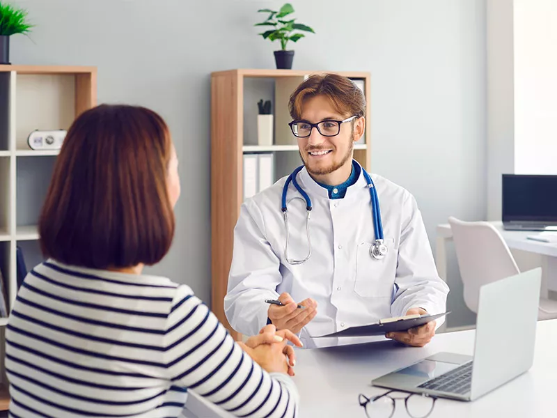 Quais são as orientações para o uso da meia pós-operatória? Paciente conversando com médico sobre a meia para pós-operatório e o sequel