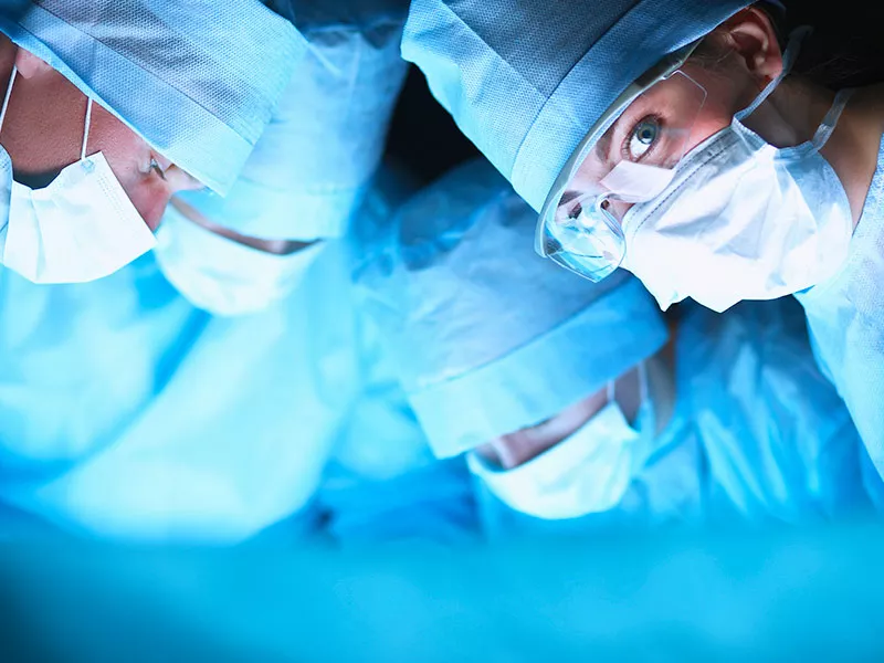 Qual é o melhor médico para minha cirurgia? equipe médica protese silicone