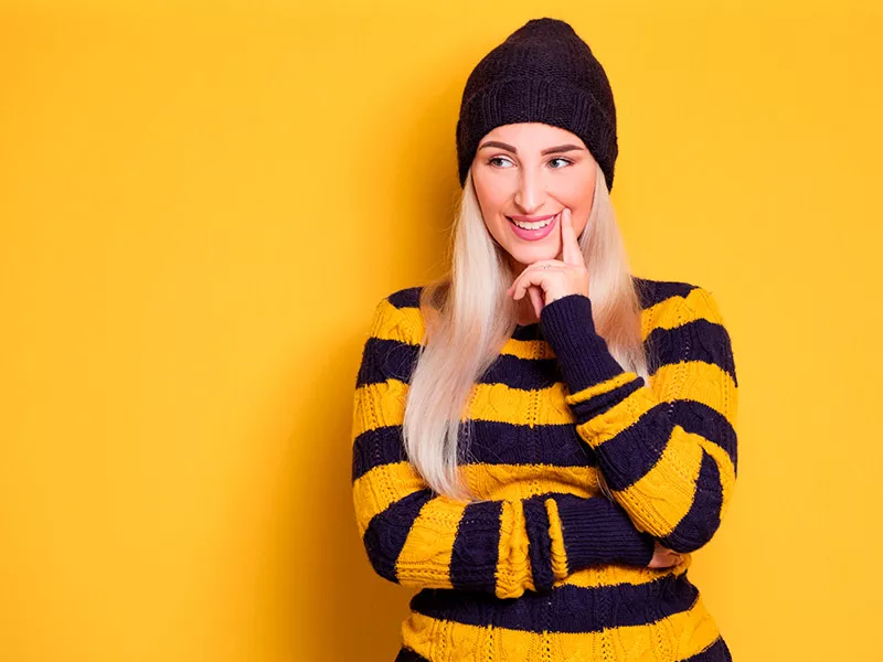 Imagem de uma mulher com expressão de dúvida sobre quanto custa uma rinoplastia