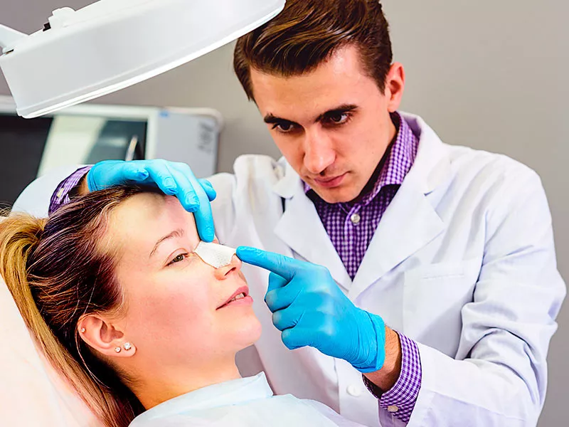 Imagem de uma paciente passando em consulta no pós-operatório da rinoplastia