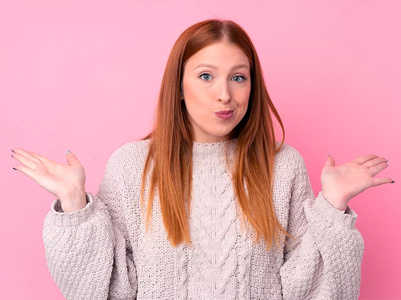 O ativo funciona para olheiras? Imagem de uma mulher com as mãos para cima e expressão de dúvida devido ao ácido hialurônico ser bom para olheiras