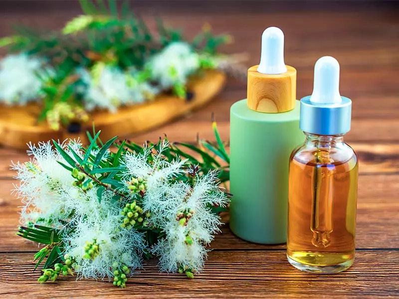 Pode combinar os dois ativos? Imagem de dois recipientes com Vitamina C e ácido hialurônico