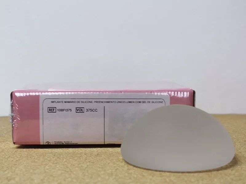 375 ml silicone disposto na mesa