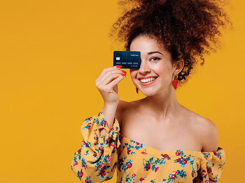 Qual o valor da labioplastia? Preço atualizado para SP mulher mostrando cartão feliz com a labioplastia preço