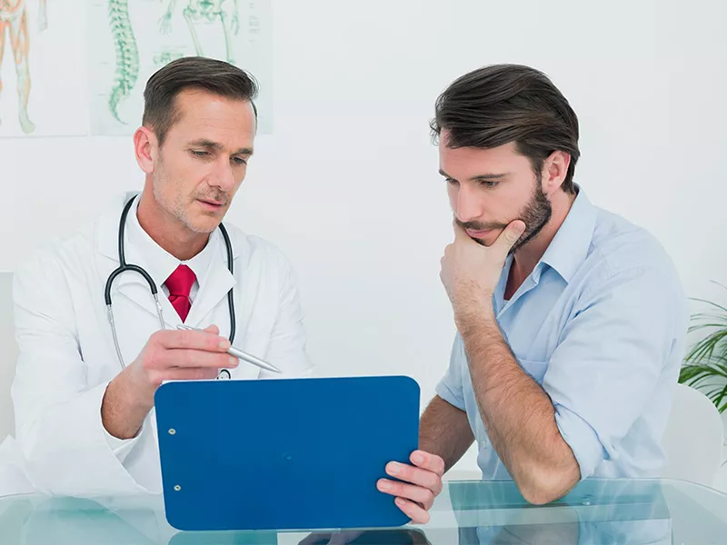 Mas, qual médico trata ginecomastia? medico e paciente em consulta