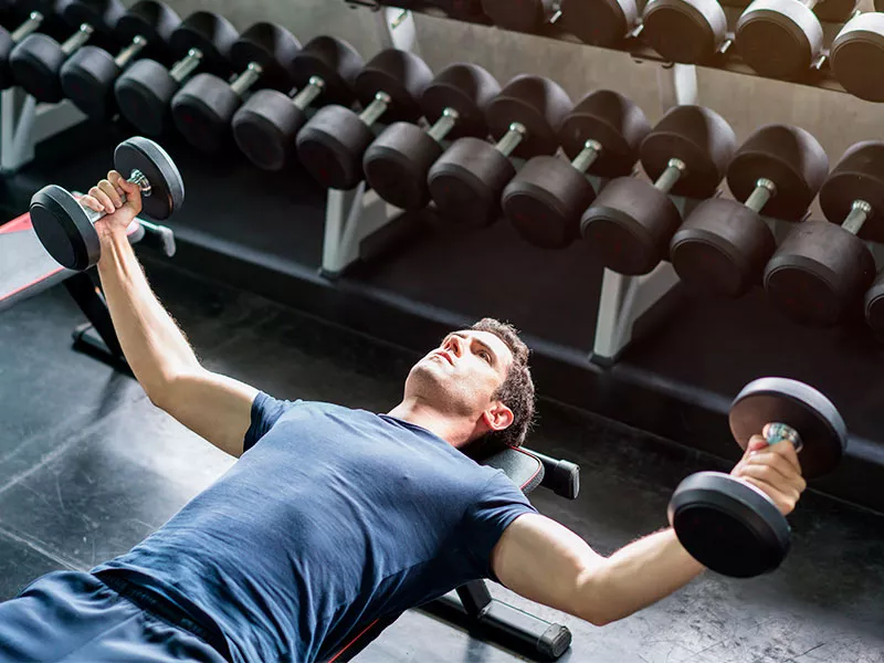 Supino com Halteres diminuir ginecomastia musculacao
