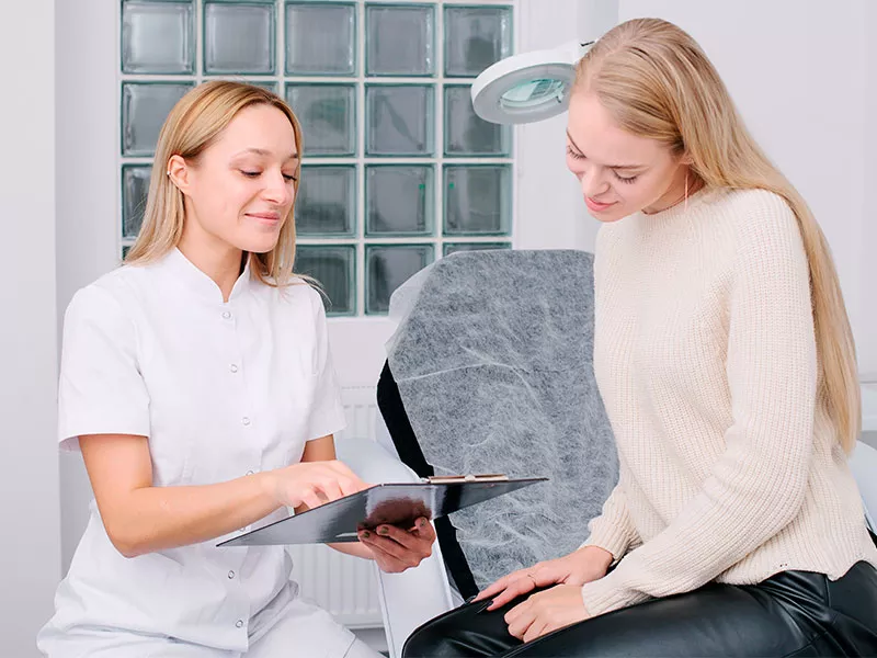O PROCEDIMENTO ESTÉTICO PARA ESTRIAS COM ÁCIDO RETINÓICO FUNCIONA? mulher recebendo indicação dermatológica de ácido retinóico para estrias