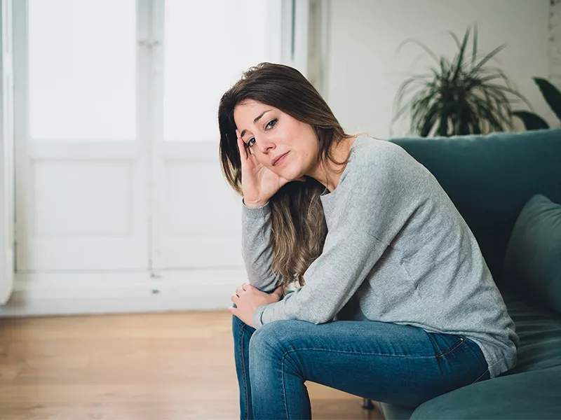 RADIOFREQUÊNCIA NAS ESTRIAS FUNCIONA? mulher triste após radiofrequência aparelho para estrias não funcionar
